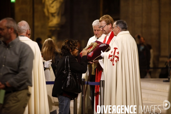 La Sainte Couronne d Epines quitte la Cathédrale Notre Dame de Paris pour la Sainte Chapelle pour marquer le 800 ème anniversaire de la naissance et du Baptème de Saint Louis