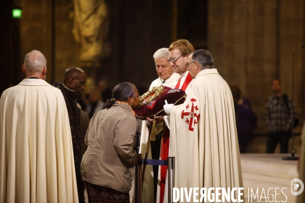 La Sainte Couronne d Epines quitte la Cathédrale Notre Dame de Paris pour la Sainte Chapelle pour marquer le 800 ème anniversaire de la naissance et du Baptème de Saint Louis