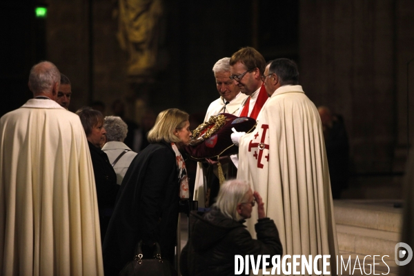 La Sainte Couronne d Epines quitte la Cathédrale Notre Dame de Paris pour la Sainte Chapelle pour marquer le 800 ème anniversaire de la naissance et du Baptème de Saint Louis