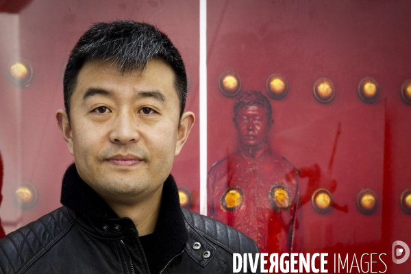 Liu Bolin, Artiste chinois (  l  homme invisible ) connu internationalement pour ses photos de lui-même dissimulé dans ses paysages.