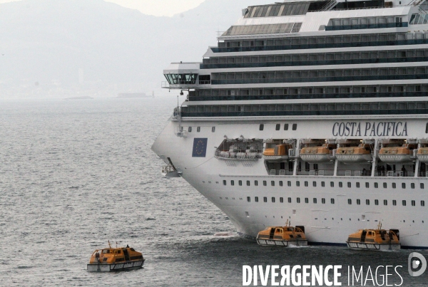 Le costa pacifica bloqué par les marins de la sncm