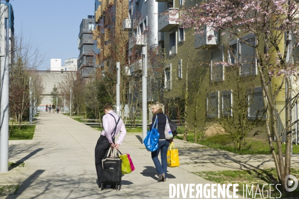 Illustration Mars 2014.Amenagement du quartier du Trapeze Renault-Rives de Seine.Un jeune couple revenant des courses par le mail plante.