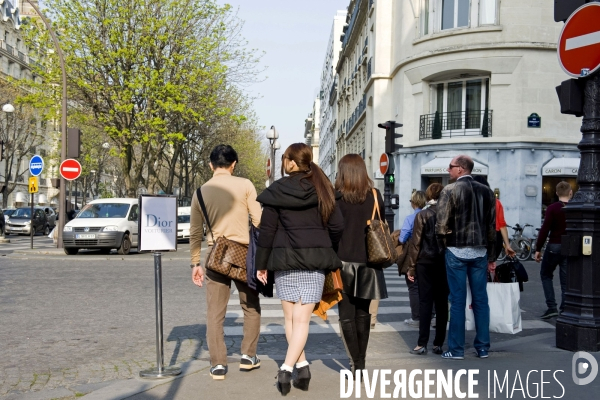 Illustration Mars 2014.Touristes asiatiques avenue Montaigne emblematique du shopping de luxe et de la haute couture