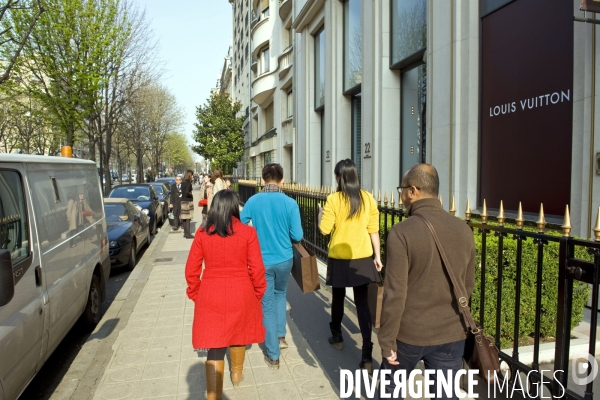 Illustration Mars 2014.L avenue Montaigne emblematique du shopping de luxe et de la haute couture.Le magasin Louis Vuitton.