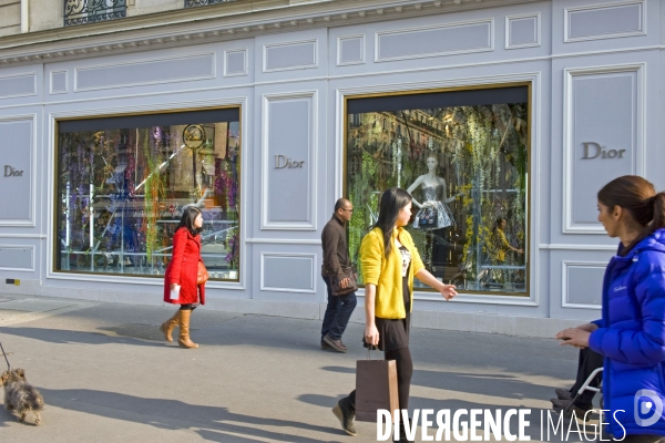 Illustration Mars 2014..L avenue Montaigne emblematique du shopping de luxe et de la haute couture.Le magasin Dior