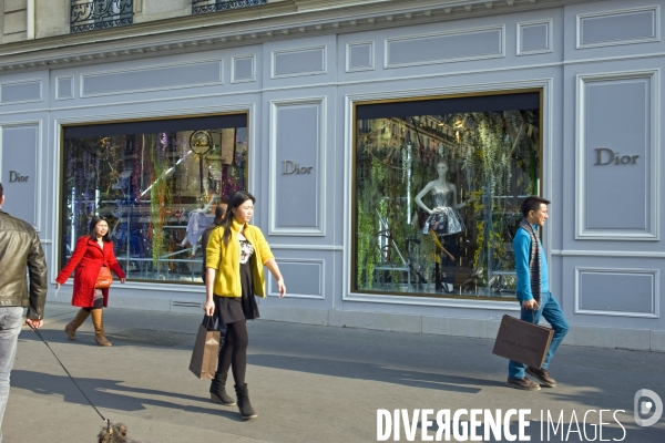 Illustration Mars 2014..L avenue Montaigne emblematique du shopping de luxe et de la haute couture.Le magasin Dior