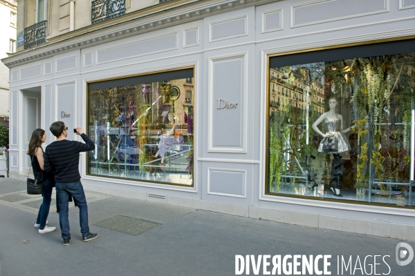 Illustration Mars 2014..L avenue Montaigne emblematique du shopping de luxe et de la haute couture.Le magasin Dior