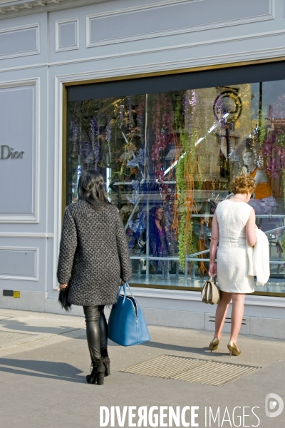 Illustration Mars 2014..L avenue Montaigne emblematique du shopping de luxe et de la haute couture.Le magasin Dior