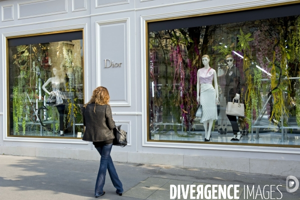 Illustration Mars 2014.L avenue Montaigne emblématique du shopping de luxe et de la haute couture.Le magasin Dior