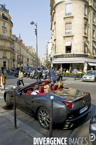 Illustration Mars 2014.Une Ferrari decapotable avenue Montaigne.