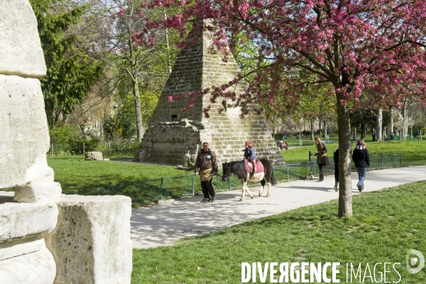 Illustration Mars 2014.Au parc Monceau.Promenade à dos d ane pour les enfants.La pyramide construite au 18 eme par un grand maitre d une loge maconnique.