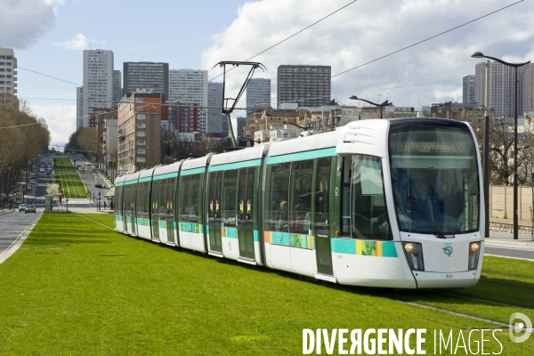 Illustration Mars 2014.Une rame Citadis du tramway T3 en site propre entre les stations Maryse Bastie et avenue de France sur le boulevard des Maréchaux.