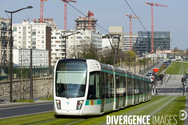 Illustration Mars 2014.Une rame Citadis du tramway T3 en site propre entre les stations Maryse Bastie et avenue de France sur le boulevard des Maréchaux.