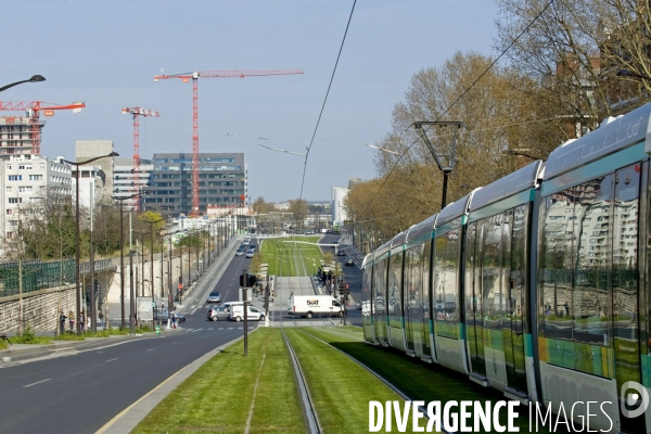 Illustration Mars 2014.Une rame Citadis du tramway T3 en site propre entre les stations Maryse Bastie et avenue de France sur le boulevard des Maréchaux.