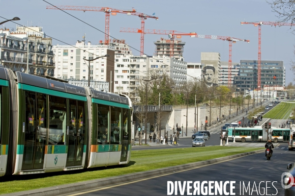 Illustration Mars 2014.Une rame Citadis du tramway T3 en site propre entre les stations Maryse Bastie et avenue de France sur le boulevard des Maréchaux.