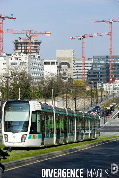 Illustration Mars 2014.Une rame Citadis du tramway T3 en site propre entre les stations Maryse Bastie et avenue de France sur le boulevard des Maréchaux.