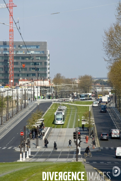 Illustration Mars 2014.Une rame Citadis du tramway T3 en site propre entre les stations Maryse Bastie et avenue de France sur le boulevard des Maréchaux.