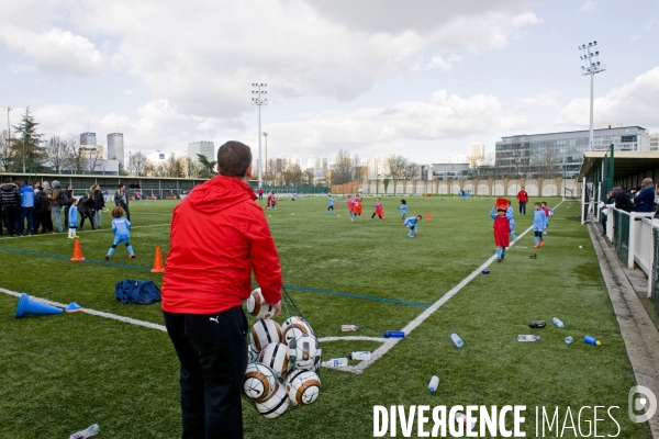 Illustration Mars 2014.Des enfants pratiquent le foot dans le stade Dejerine pres de la porte de Montreuil.