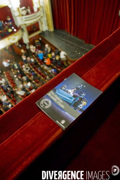 Illustration Mars 2014.La Comédie Française.Le public attend le début de la représentation d unChapeau de paille d Italie d Eugéne Labiche.