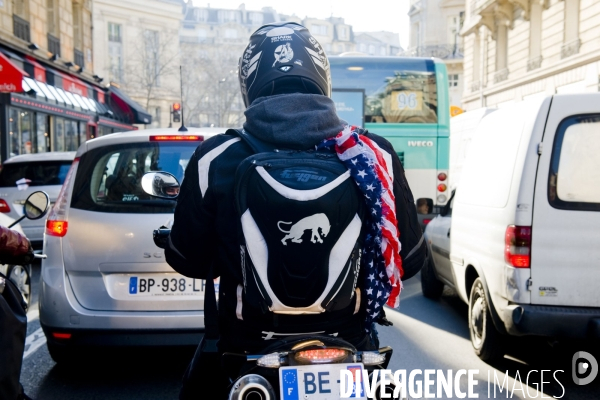 Illustration Mars 2014.Un motard avec le drapeau américain autour du cou