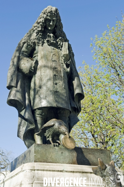 Illustration Mars 2014.Dans les jardins du Ranelagh, la statue en hommage au fabuliste Jean de la Fontaine accompagné du Corbeau et du Renard.