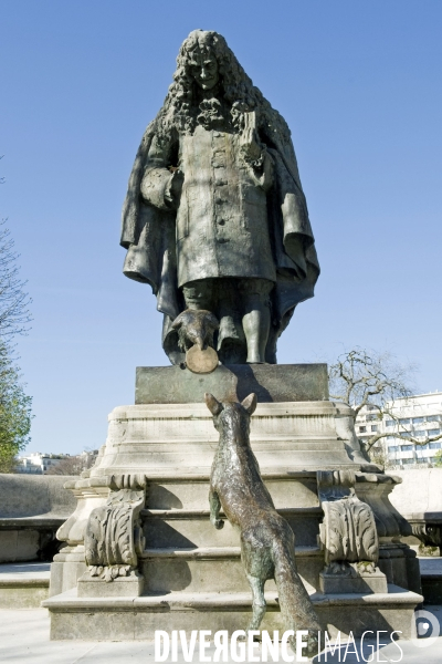 Illustration Mars 2014.Dans les jardins du Ranelagh, la statue en hommage au fabuliste Jean de la Fontaine accompagné du Corbeau et du Renard.