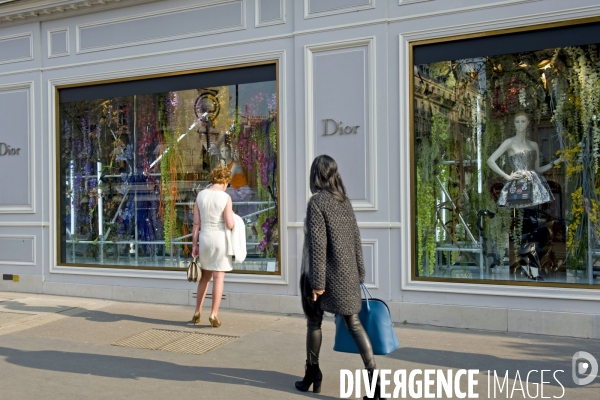 Illustration Mars 2014..L avenue Montaigne emblematique du shopping de luxe et de la haute couture.Le magasin Dior