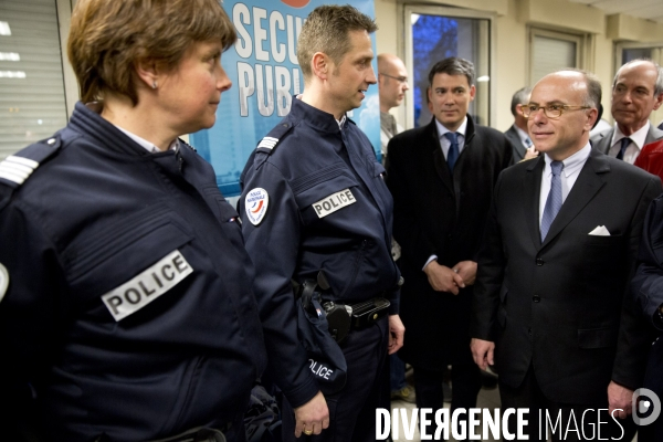 Déplacement de Bernard CAZENEUVE, ministre de l Intérieur en Seine et Marne: visite au commissariat de police de Moissy-Cramayel