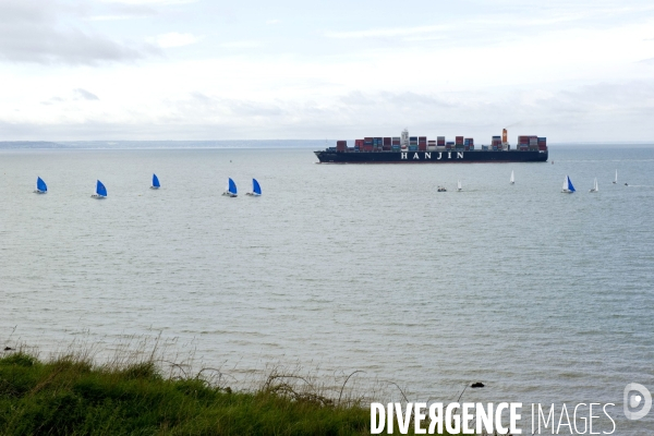 Le Havre.Un porte conteneurs chinois arrive au port du Havre.