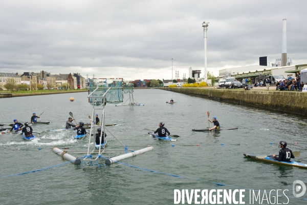 Le Havre.Deux equipes de kajak - polo s affrontent dans un des bassins du port