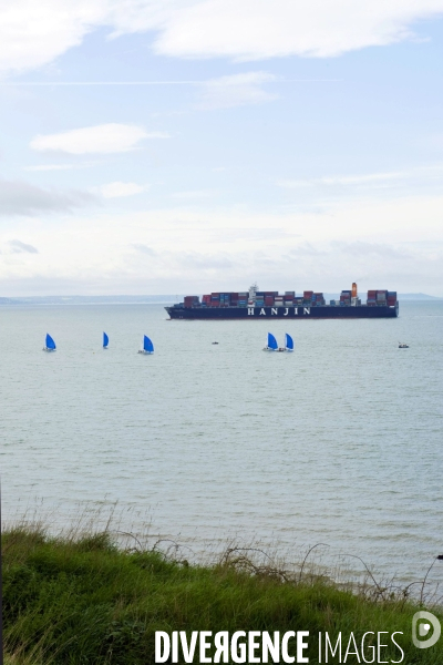 Le Havre.Un porte conteneurs chinois arrive au port du Havre.