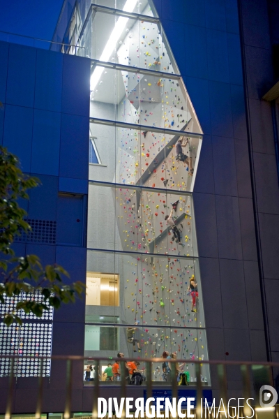 Paris au centre sportif Jacqueline Auriol,, le plus haut  mur d escalade de France et le 2 eme d Europe.Sous la conduite de moniteurs de la FFME, des menbres du club , le 8  s élance a pres de 19 metres de haut.
