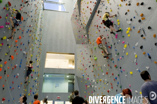 Paris au centre sportif Jacqueline Auriol,, le plus haut  mur d escalade de France et le 2 eme d Europe.Sous la conduite de moniteurs de la FFME, des menbres du club , le 8  s élance a pres de 19 metres de haut.