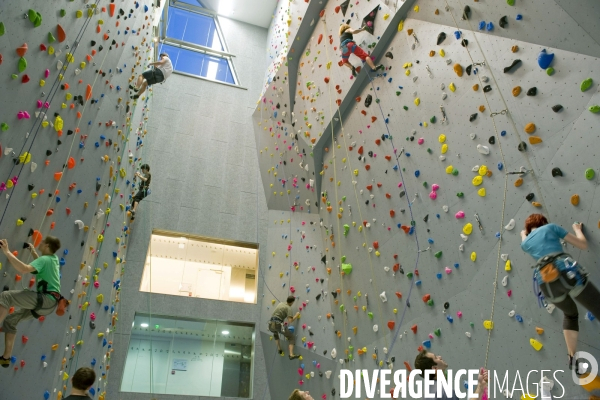 Paris au centre sportif Jacqueline Auriol,, le plus haut  mur d escalade de France et le 2 eme d Europe.Sous la conduite de moniteurs de la FFME, des menbres du club , le 8  s élance a pres de 19 metres de haut.