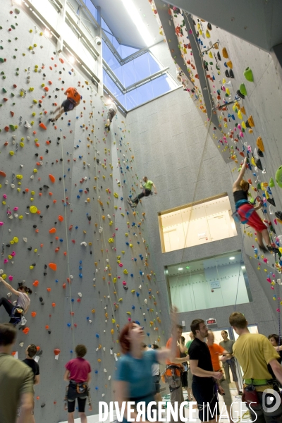 Paris au centre sportif Jacqueline Auriol,, le plus haut  mur d escalade de France et le 2 eme d Europe.Sous la conduite de moniteurs de la FFME, des menbres du club , le 8  s élance a pres de 19 metres de haut.
