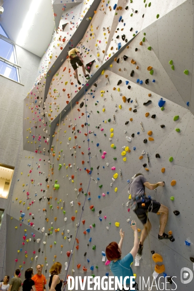 Paris au centre sportif Jacqueline Auriol,, le plus haut  mur d escalade de France et le 2 eme d Europe.Sous la conduite de moniteurs de la FFME, des menbres du club , le 8  s élance a pres de 19 metres de haut.