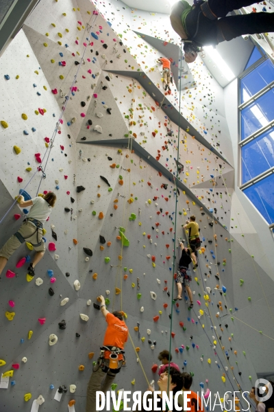 Paris au centre sportif Jacqueline Auriol,, le plus haut  mur d escalade de France et le 2 eme d Europe.Sous la conduite de moniteurs de la FFME, des menbres du club , le 8  s élance a pres de 19 metres de haut.