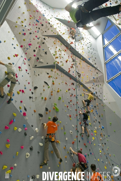 Paris au centre sportif Jacqueline Auriol,, le plus haut  mur d escalade de France et le 2 eme d Europe.Sous la conduite de moniteurs de la FFME, des menbres du club , le 8  s élance a pres de 19 metres de haut.