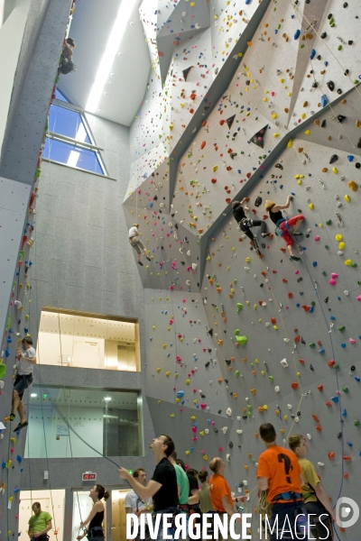 Paris au centre sportif Jacqueline Auriol,, le plus haut  mur d escalade de France et le 2 eme d Europe.Sous la conduite de moniteurs de la FFME, des menbres du club , le 8  s élance a pres de 19 metres de haut.