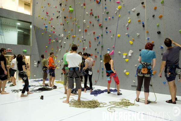 Paris au centre sportif Jacqueline Auriol,, le plus haut  mur d escalade de France et le 2 eme d Europe.Sous la conduite de moniteurs de la FFME, des menbres du club , le 8  s élance a pres de 19 metres de haut.