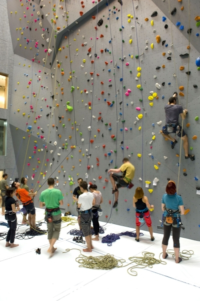 Paris au centre sportif Jacqueline Auriol,, le plus haut  mur d escalade de France et le 2 eme d Europe.Sous la conduite de moniteurs de la FFME, des menbres du club , le 8  s élance a pres de 19 metres de haut.