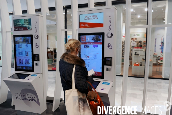 Le Qwartz.L espace de l e-commerce avec ses bornes tactles interactives.