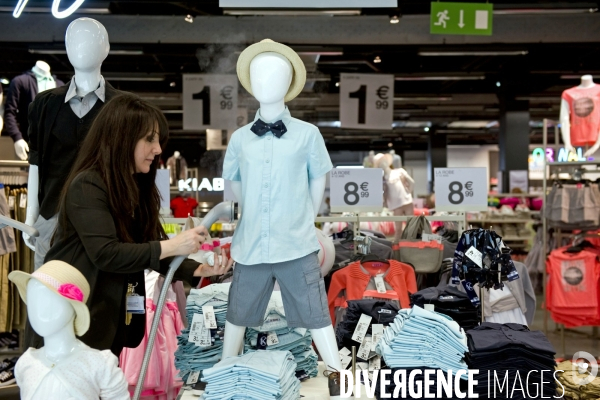 Le Qwartz.Un nouveau centre commercial.Seance defroissage pour le petit mannequin chez Kiabi