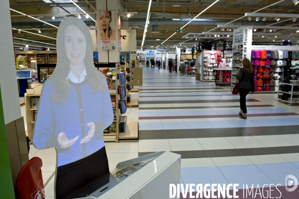 Le Qwartz.Un nouveau centre commercial.Le supermarché Carrefour.Cette hotesse virtuelle vous souhaite la bienvenue.