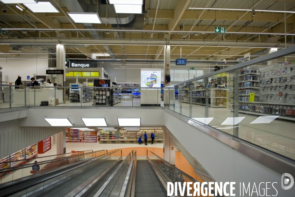 Le Qwartz.Un nouveau centre commercial.Le supermarche Carrefour