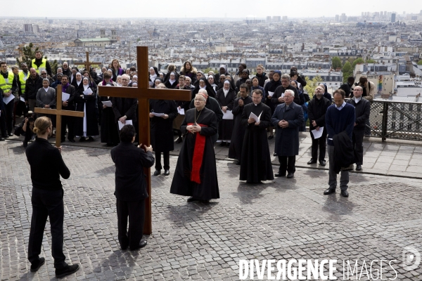 Le cardinal André Vingt-Trois, archevèque de Paris, lors du traditionnel chemin de croix du vendredi saint jusqu à la basilique de Montmartre.