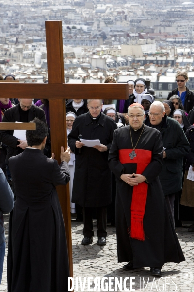 Le cardinal André Vingt-Trois, archevèque de Paris, lors du traditionnel chemin de croix du vendredi saint jusqu à la basilique de Montmartre.