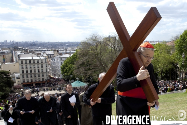 Le cardinal André Vingt-Trois, archevèque de Paris, lors du traditionnel chemin de croix du vendredi saint jusqu à la basilique de Montmartre.