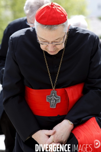 Le cardinal André Vingt-Trois, archevèque de Paris, lors du traditionnel chemin de croix du vendredi saint jusqu à la basilique de Montmartre.