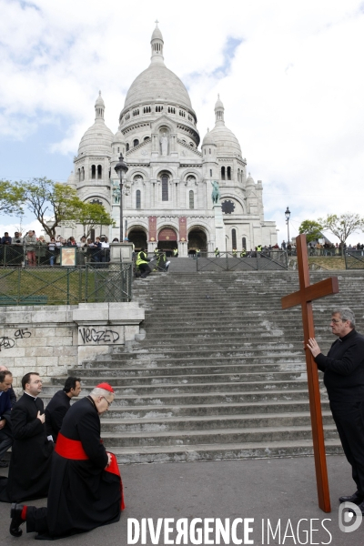 Chemin de Croix de Pâques en présence du Cardinel André VINGT-TROIS archevêque de Paris